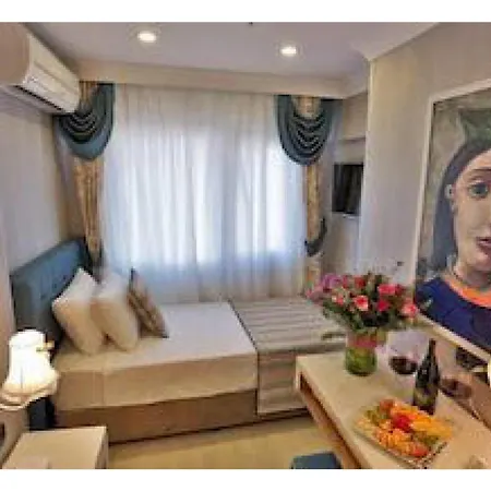 Just Hotel *